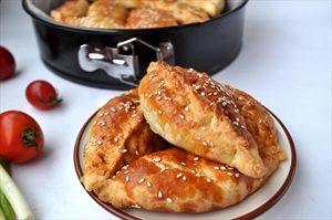 Фото рецепта «Слоёные пирожки с курицей и пармезаном»