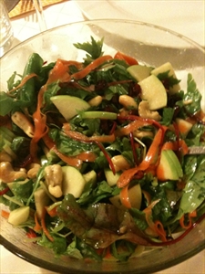 Фото рецепта «Салат с морковью, клюквой, яблоками и кешью»