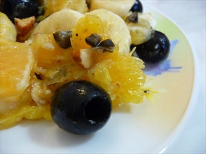 Фото рецепта «Салат из бананов, апельсинов и маслин»