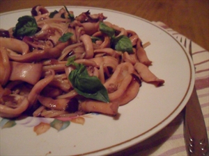 Фото рецепта «Спагетти с соусом из кальмаров»