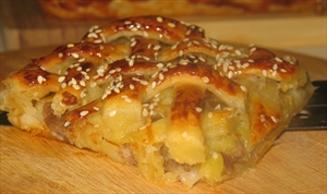 Фото рецепта «Пирог из слоеного теста с жареным мясом и картофелем»