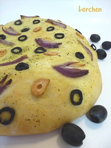 Фото рецепта «Фокачча с маслинами, луком, чесноком и шафраном»