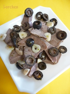 Фото рецепта «Маринованный свиной язык с маслинами да с чесночком»