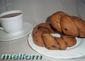Фото рецепта «Кофейно–шоколадные бублики с черносливом (постные)»