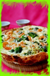 Фото рецепта «Закусочный пирог с брокколи, креветками и пармезаном»