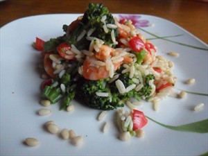 Фото рецепта «Креветки с рисом и кедровыми орешками»