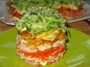 Фото-рецепт «Салат слоеный с картофелем фри и копченой курицей»