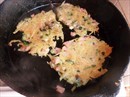 Пошаговое фото рецепта «Картофельные оладьи с ветчиной и сыром»