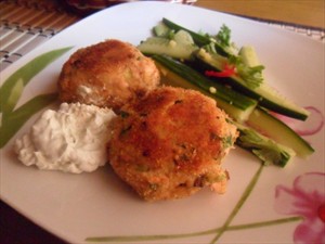 Фото рецепта «Котлеты из лосося с кремом васаби и салатом из огурцов»