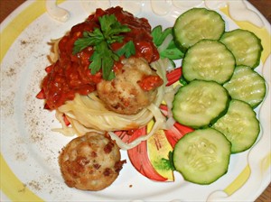 Фото рецепта «Макароны с томатным соусом (домашним) и мясными шариками»