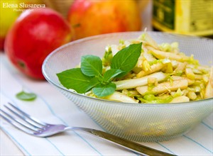 Фото рецепта «Капустный салат с яблоками и имбирем»