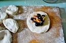 Пошаговое фото рецепта «Вареники с чёрной смородиной и яблоками»