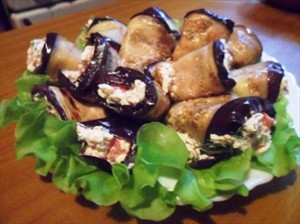 Фото рецепта «Рулетики из баклажан с помидорами и фетой»