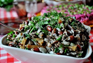 Фото рецепта «Салат с опятами, красной фасолью и ржаными сухариками»