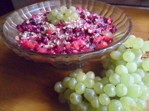 Фото рецепта «Винегрет с виноградом и орехами»