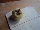 Пошаговое фото рецепта «Яблоки, фаршированные корицей и изюмом в слоёном тесте»
