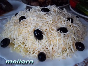 Фото рецепта «Салат из горбуши с копченым колбасным сыром»