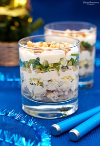 Фото рецепта «Порционный салат с грибами, курицей и грецкими орехами» Фото рецепта «Порционный салат с грибами, курицей и грецкими орехами»