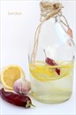 Фото-рецепт «Уксус фруктовый с чесноком, лимоном и горьким перцем»