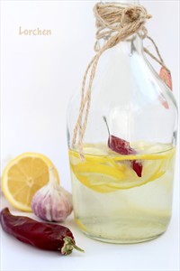 Фото рецепта «Уксус фруктовый с чесноком, лимоном и горьким перцем»