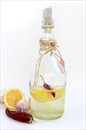 Пошаговое фото рецепта «Уксус фруктовый с чесноком, лимоном и горьким перцем»