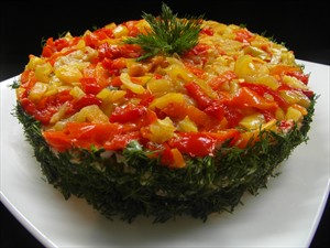 Фото рецепта «Слоеный салат с мясом и маринованным перцем»