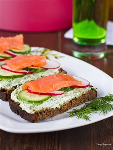 Фото рецепта «Сэндвич с красной рыбой, творогом и овощами»
