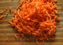 Пошаговое фото рецепта «Салат с копчёной колбасой и сырой морковью»