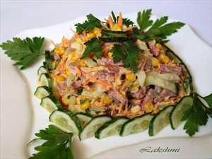 Фото рецепта «Салат с копчёной колбасой и сырой морковью»