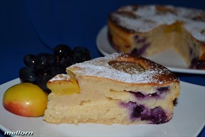 Фото рецепта «Йогуртовый пирог с нектаринами и виноградом»