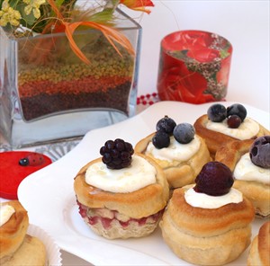 Фото рецепта «Булочки с творожной начинкой и ягодами»