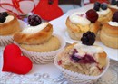 Пошаговое фото рецепта «Булочки с творожной начинкой и ягодами»