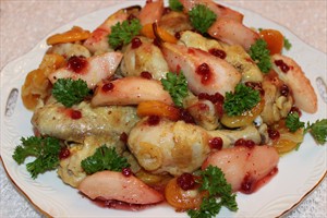 Фото рецепта «Курица с фруктами и брусничным соусом»