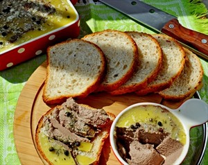 Фото рецепта «Паштет из куриной печени с кальвадосом» Фото рецепта «Паштет из куриной печени с кальвадосом»