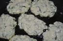 Пошаговое фото рецепта «Оладьи из цукини с сырно-чесночным соусом»