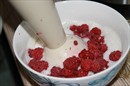Пошаговое фото рецепта «Мягкие малиновые меренги в СВЧ»