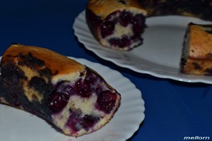 Фото рецепта «Сливочный кекс с горьким шоколадом и виноградом»