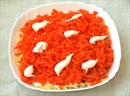 Пошаговое фото рецепта «Салат слоёный со шпротами, морковью и яйцами»