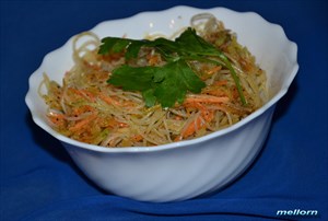 Фото рецепта «Салат из фунчезы, зеленой редьки и моркови»