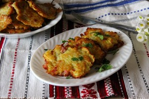 Фото рецепта «Картофельные оладьи с беконом и ветчиной»