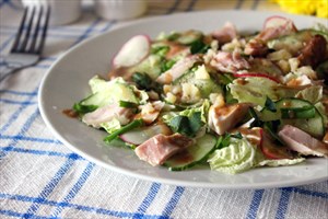 Фото рецепта «Весенний салат с копченой курицей»