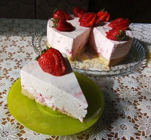 Фото рецепта «Нежнейший клубнично-йогуртовый муссовый торт»