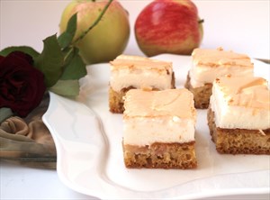 Фото рецепта «Яблочный пирог с безе на йогурте»