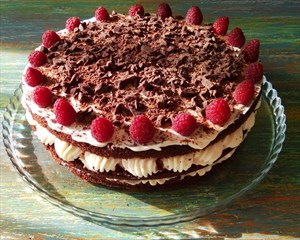 Фото рецепта «Влажный шоколадный торт с малиной»