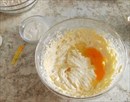 Пошаговое фото рецепта «Ванильные капкейки с начинкой»
