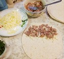 Пошаговое фото рецепта «Лепешки с тушенкой, сыром и зеленью»