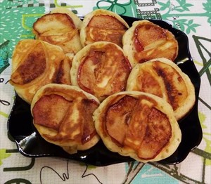 Фото рецепта «Оладьи с яблоками на кефире»