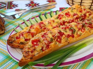 Фото рецепта «Запечённый багет с колбасой и помидорами»